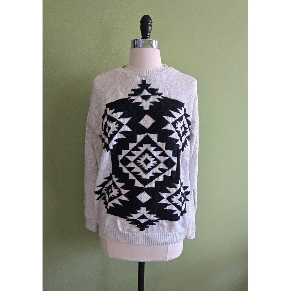 Forever 21 Black and White Sweater Size Medium